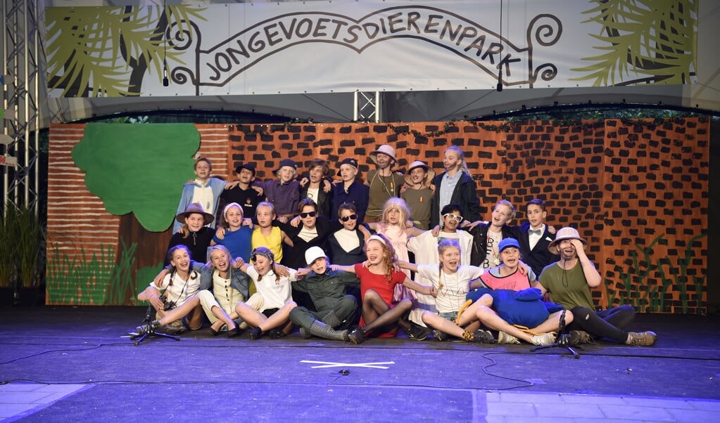 Groep 8 van De Werveling in de eindscène van de musical (en van de school) op het podium van Openluchttheater Cabrio.