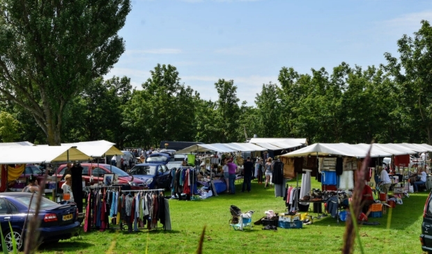 Kofferbakmarkt bij de Ouderkerkerplas.