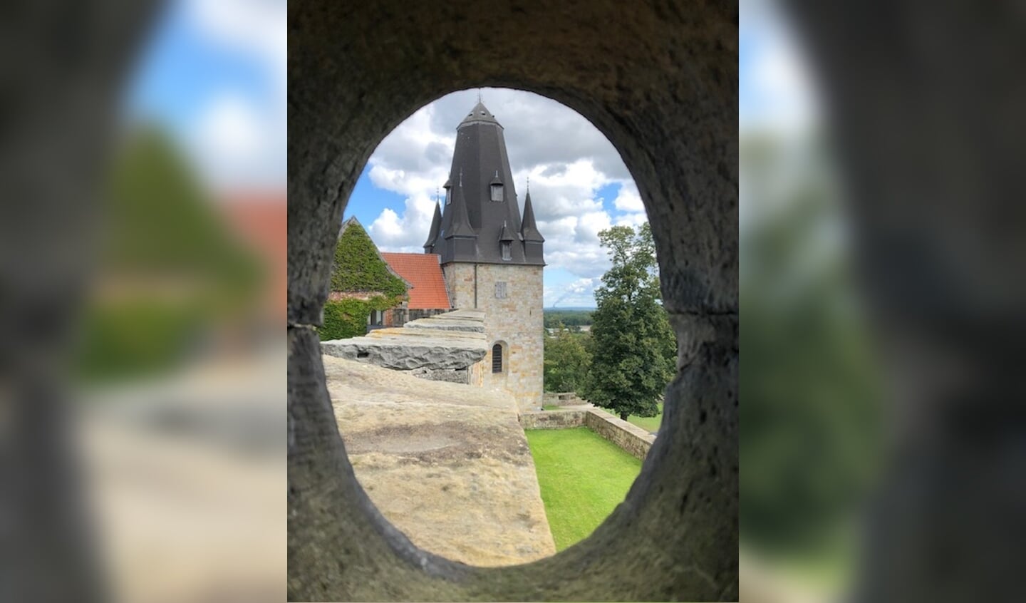 In de burcht in Bad Bentheim, via een kijkgat in een mooi torentje.