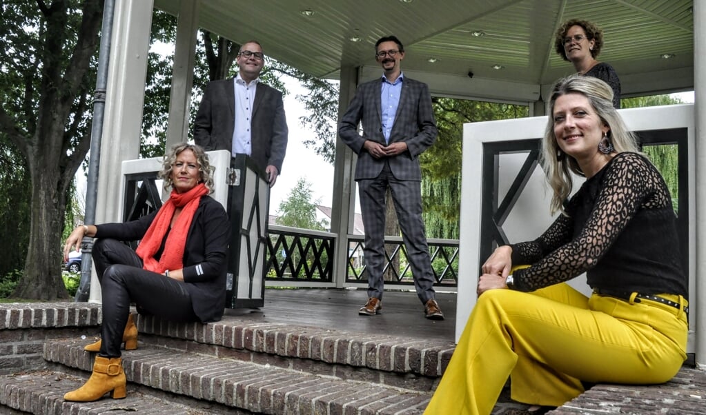 De muziektent in Barneveld kent een nieuw stichtingsbestuur. Links van wethouder André van de Burgwal zijn dat bestuursleden Daphne Bos en Frank Benus (voorzitter), rechts van de wethouder Claudia van den Brink en Marieke Wijnen.