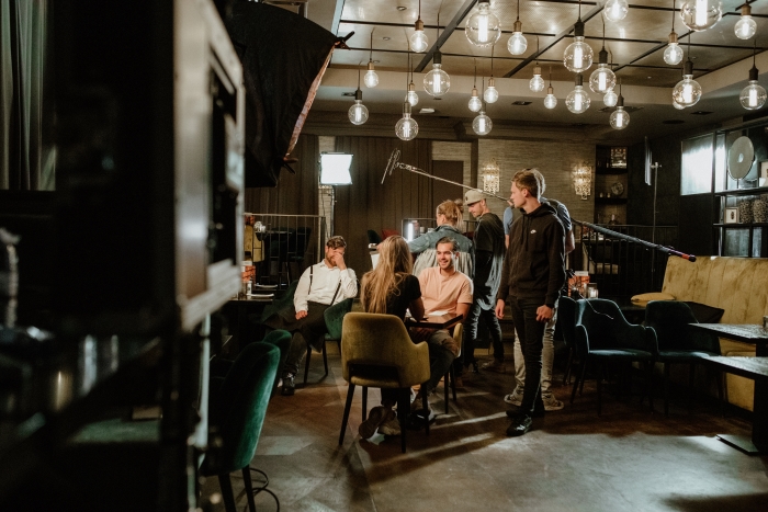 Cast en crew op de set bij Van Sprang tijdens opnames Apprendo.