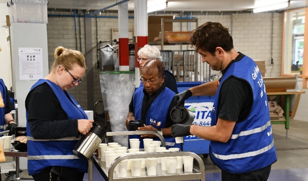 Het cateringteam voorziet het team op de Thorbeckelaan van koffie en gebak.