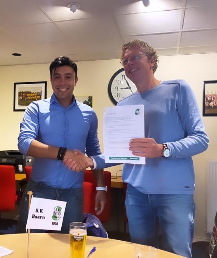 Hendrin Khandan (l) en SV Baarn-voorzitter Evert Jan Stagge