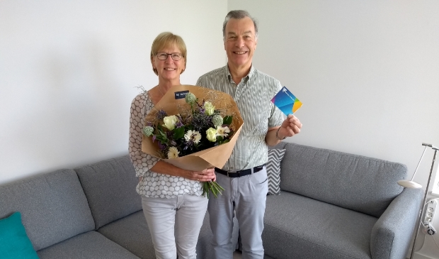 De familie Nuijen kreeg -als dank voor de steun aan de krant- een geschenkbon en een bos bloemen.