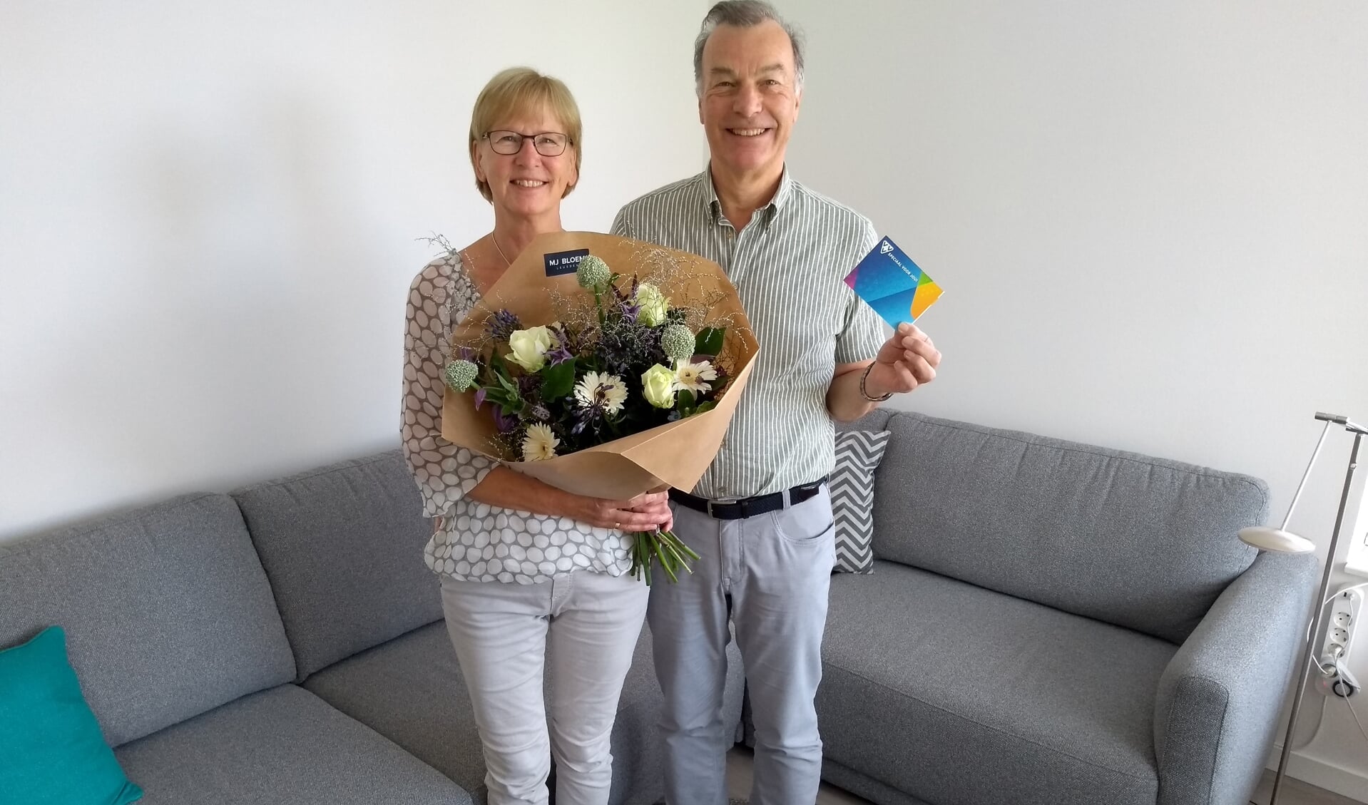De familie Nuijen kreeg -als dank voor de steun aan de krant- een geschenkbon en een bos bloemen. 