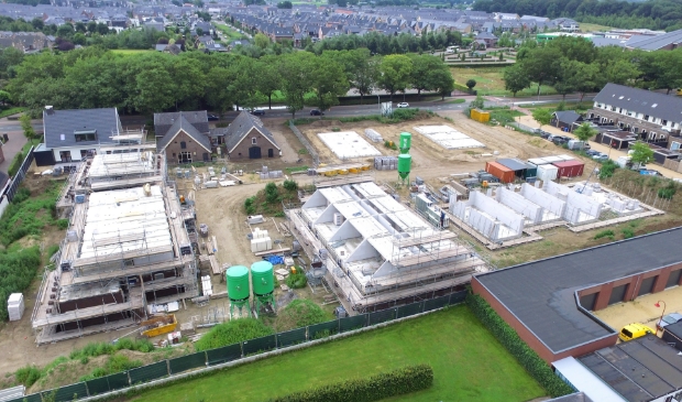 In het bouwplan De Nieuwe Burght komen in totaal 26 woningen. bovenin in beeld de Lunterseweg.