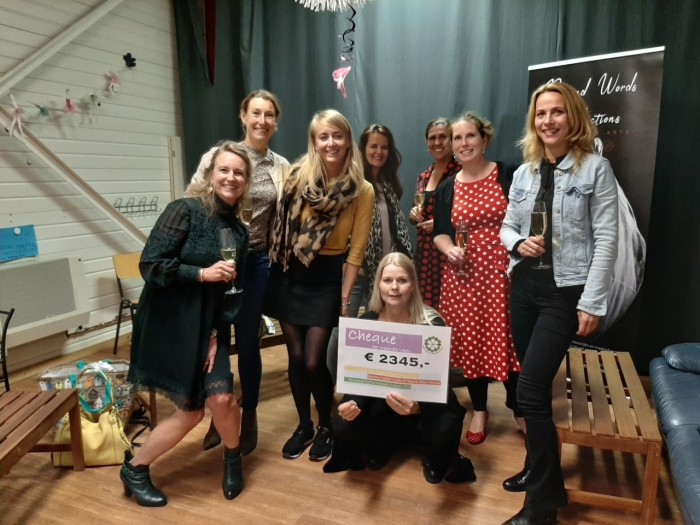 De Ladies' Circle N.W. Veluwe reikt cheque uit aan Beyond Words Productions