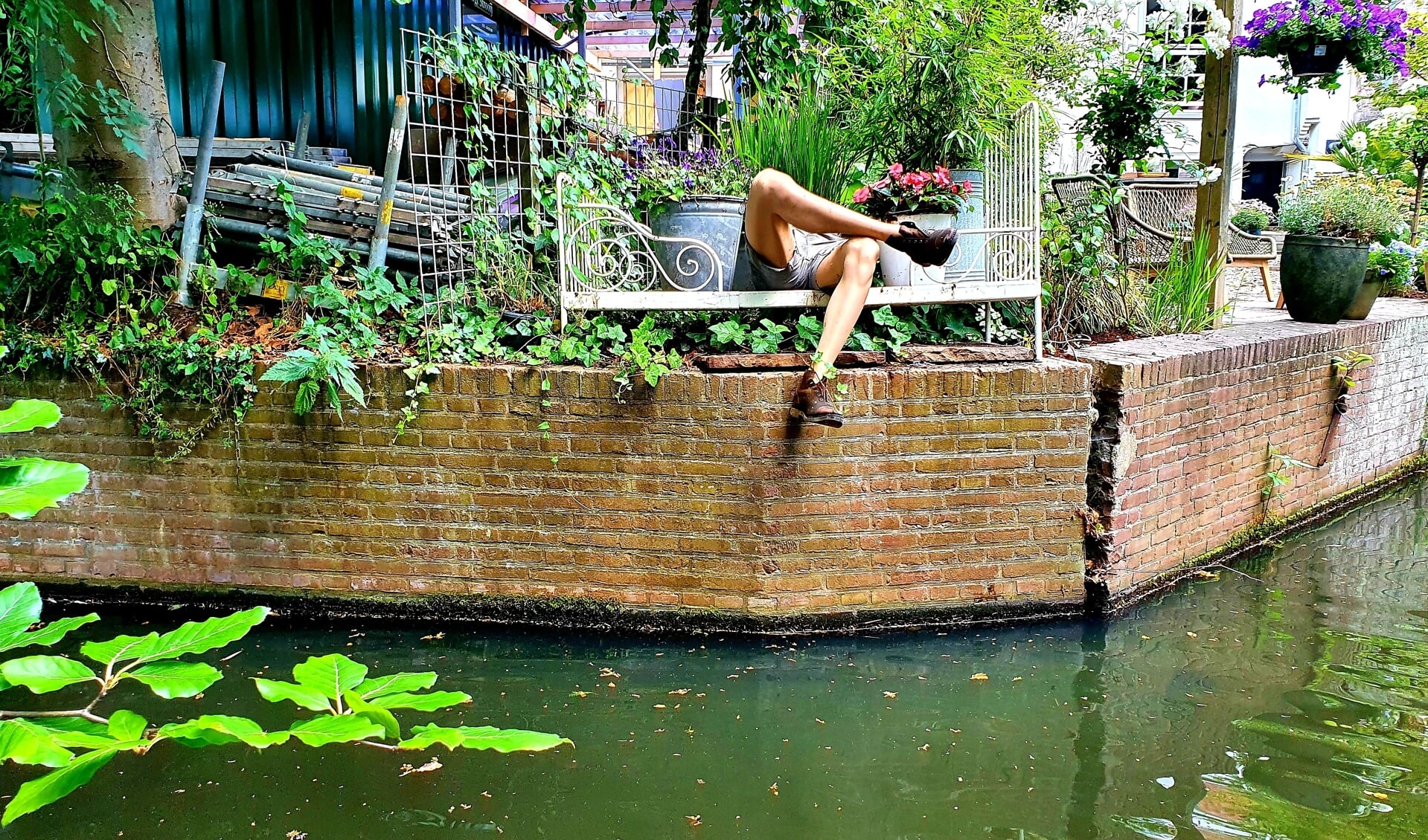 Deze foto is op 25 juni vanaf een supboard gemaakt op de Amersfoortse gracht. Een achtertuin aan Muurhuizen, ter hoogte van de Weversgracht. ,,Onze stad is prachtig, maar vanaf het water zie je nog zoveel meer. Uit een hele reeks heb ik deze gekozen. Omdat ik telkens weer denk dat er echt iemand geniet op dat bankje langs het water. Maar waar is toch de rest van die man?