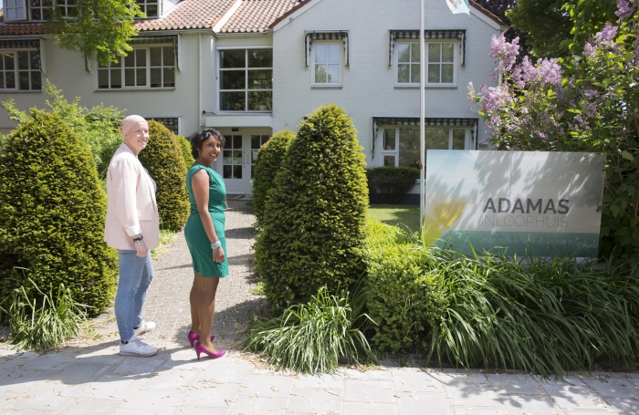 Wendy en Reshma bij Adamas Inloophuis