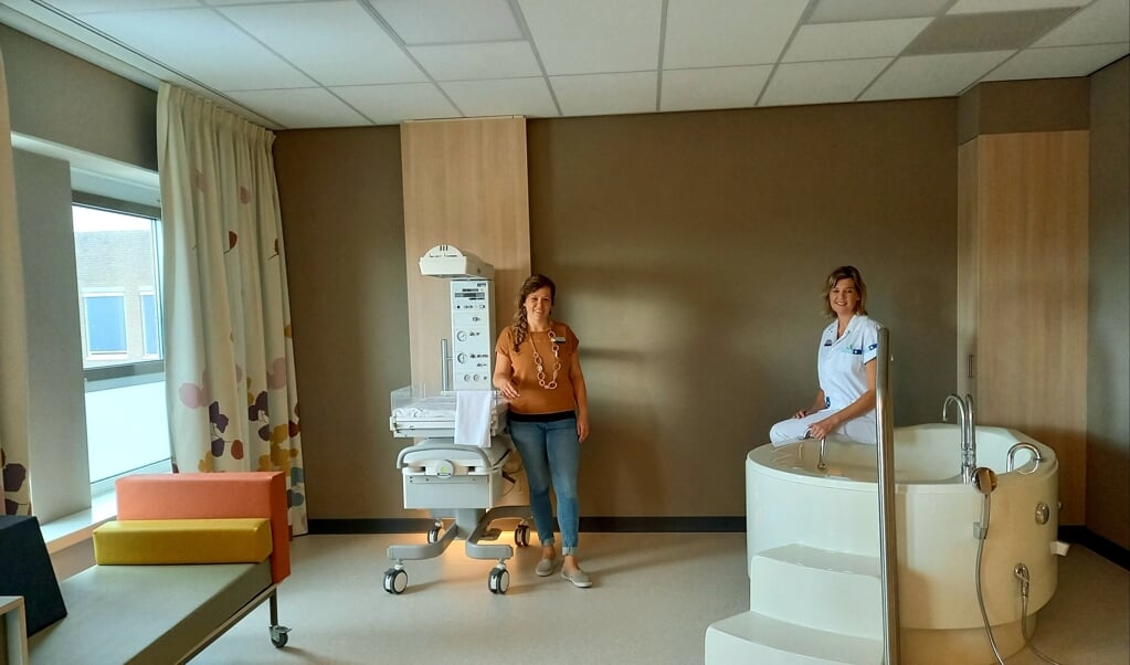 Regieverpleegkundige Judith van der Linden en kraamverzorgster Irma Boele in een van de verloskamers van het nieuwe Geboorte- en kindcentrum van het Beatrixziekenhuis. 