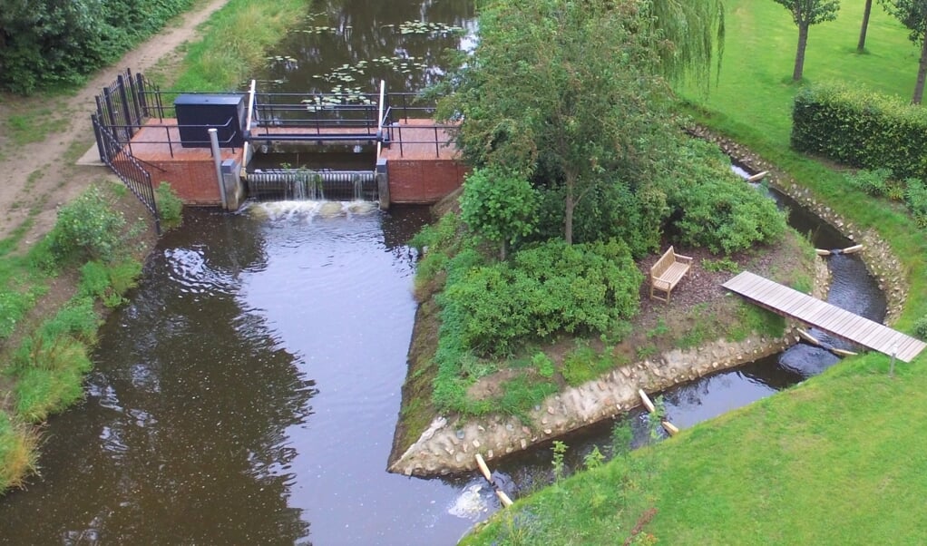 De vistrap die eind 2019 is aangelegd om de stuw in de Barneveldse Beek