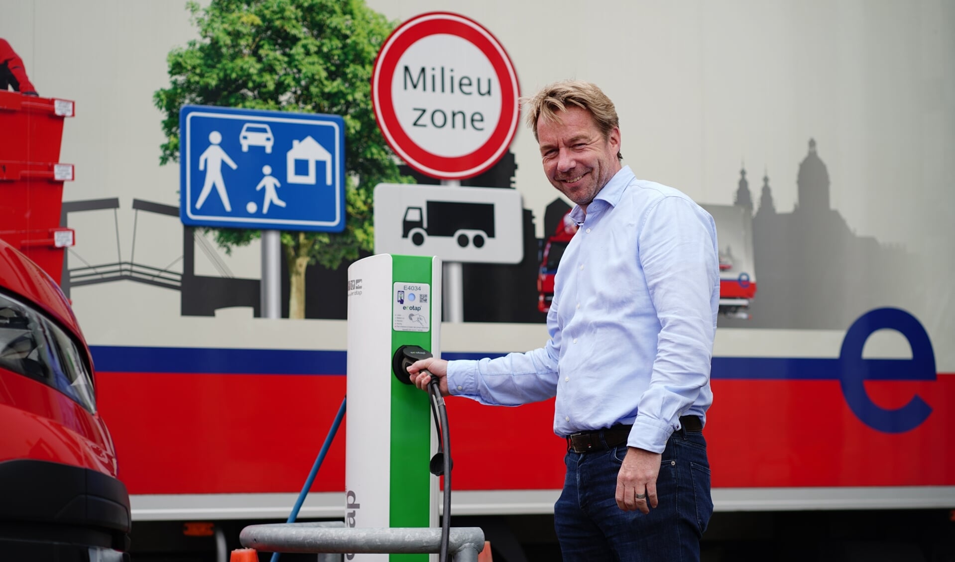 Directeur Jan van Deudekom bij een van de laadpalen van het slimme laadstation in Duivendrecht, een voorbeeldproject op gebied van emissievrije logistiek in de regio.
