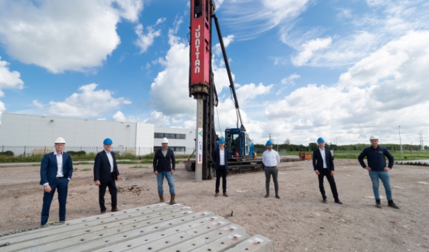 1ste paal WM Automaterialen. PolanenPark, Halfweg. Trajanus/VDR Bouwgroep/SADC.