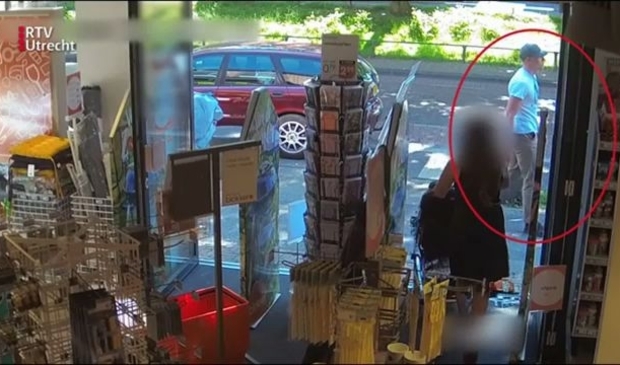 De kettingrover in beeld. De man was onder andere actief in Baarn, Leusden, Driebergen, Hoevelaken en Soest.