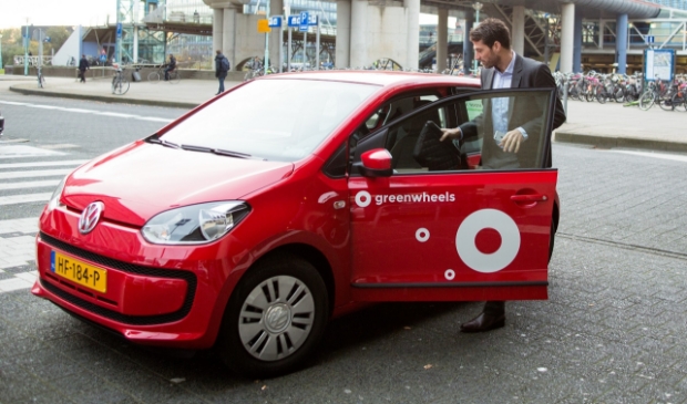 De Volkswagen Up van Greenwheels staat geparkeerd op de Groenezoom.