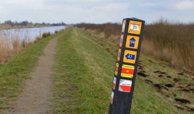 De wandelroute is aangegeven op paaltjes