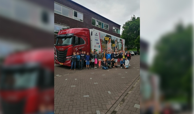 Leerlingen van de groepen8 van de Koningin Wilhelminaschool in Hardinxveld-Giessendam krijgen les over de gevaren van grote voertuigen in het verkeer.