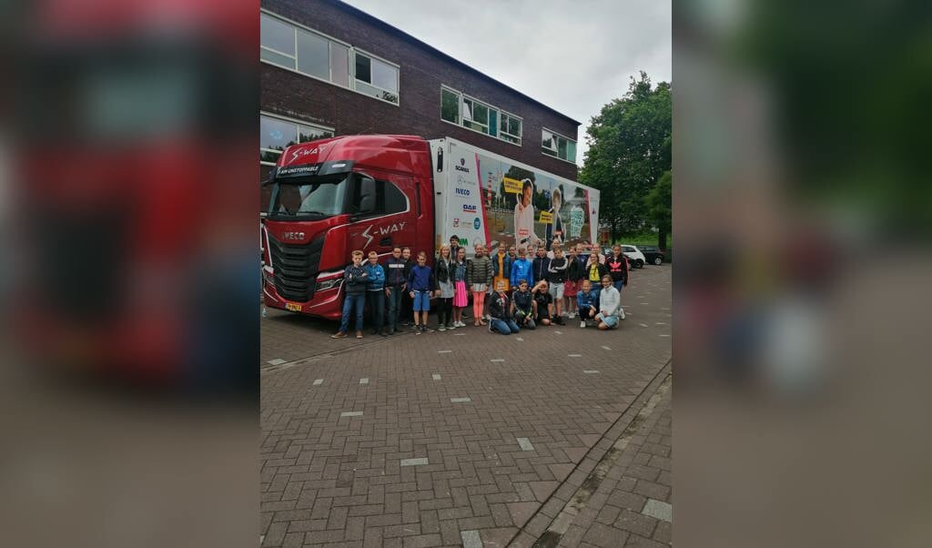 Leerlingen van de groepen8 van de Koningin Wilhelminaschool in Hardinxveld-Giessendam krijgen les over de gevaren van grote voertuigen in het verkeer.