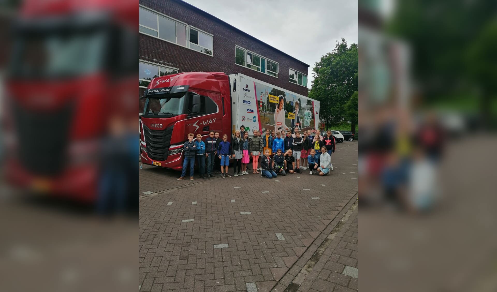Leerlingen van de groepen8 van de Koningin Wilhelminaschool in Hardinxveld-Giessendam krijgen les over de gevaren van grote voertuigen in het verkeer.