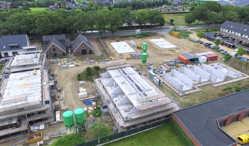 In het bouwplan De Nieuwe Burght komen in totaal 26 woningen. bovenin in beeld de Lunterseweg.