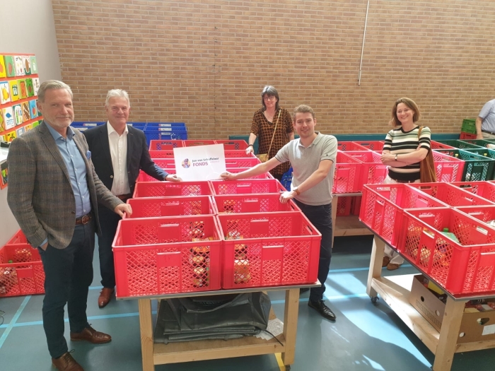 overhandiging van de cheque door het bestuur Jan van Schaffelaarfonds aan Johan van den Brink, bestuurslid Stichting Hulp aan Elkaar
