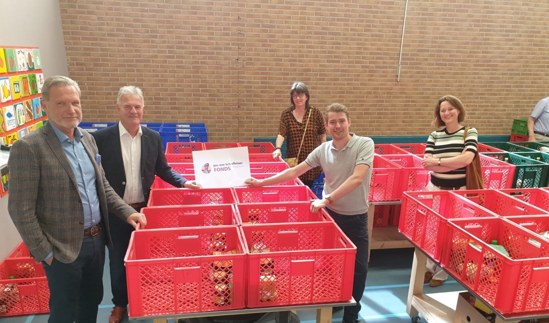 overhandiging van de cheque door het bestuur Jan van Schaffelaarfonds aan Johan van den Brink, bestuurslid Stichting Hulp aan Elkaar