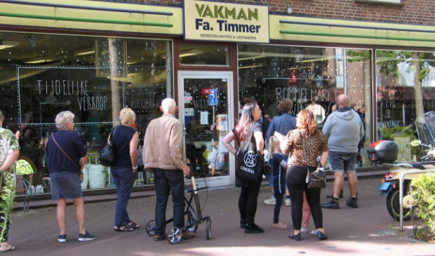<p>Door de grote belangstelling komt het regelmatig voor dat klanten buiten moeten wachten.</p>