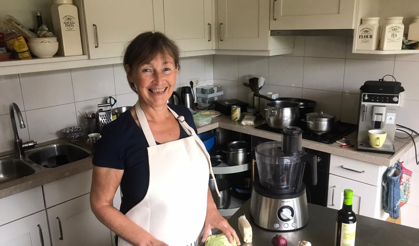 Yvonne van den Akker werkt graag in de keuken.