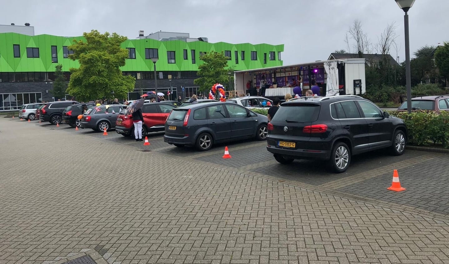 Drive-in diplomauitreiking bij Het Streek College