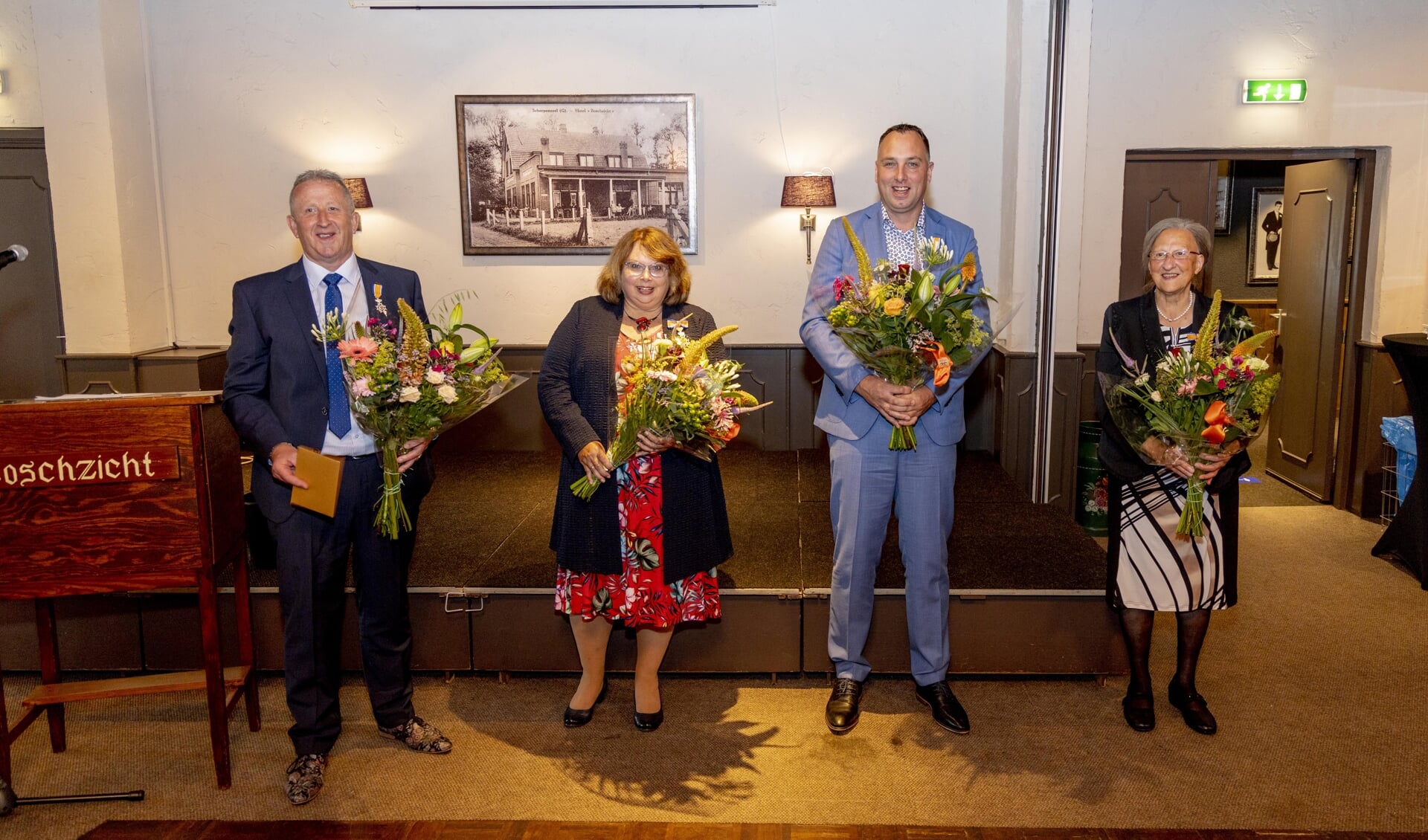 De oficiële foto van de gedecoreerden: Gert Overeem, Petra van Es-van der Wiel, Martin. Brouwer en Lina Linge-Nieuwenhuize.