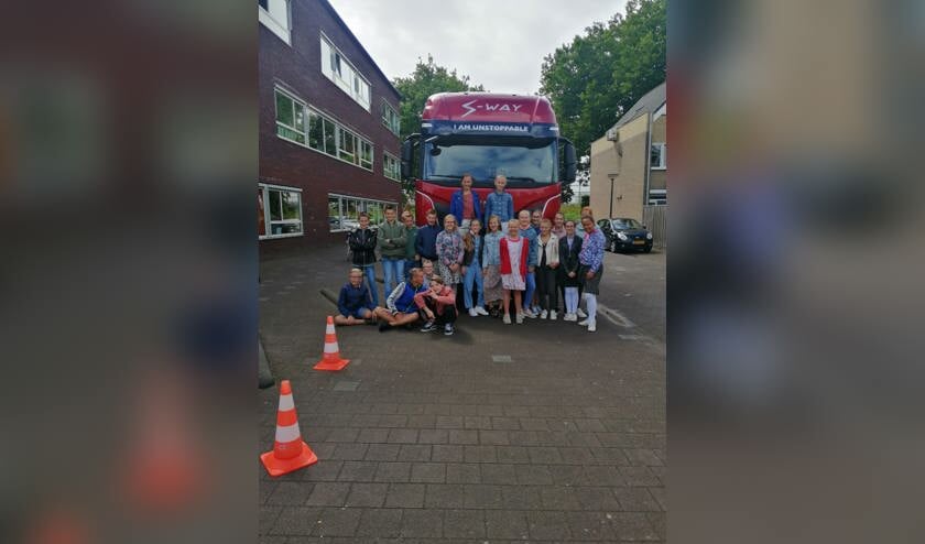 Leerlingen van de groepen8 van de Koningin Wilhelminaschool in Hardinxveld-Giessendam krijgen les over de gevaren van grote voertuigen in het verkeer.