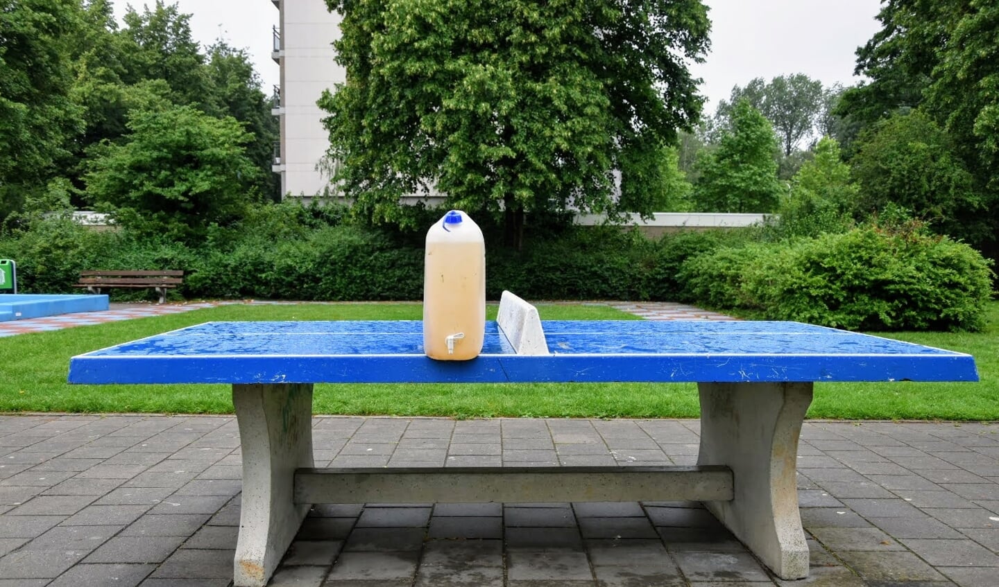 Op de pingpongtafel kan niet gespeeld worden. Het is daarom een prima plek voor de fles met limonade.