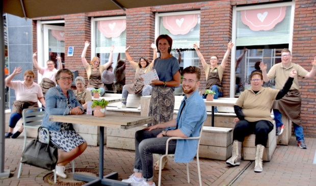 Angeline, Monique en Dion bij Lunchroom ’n Tikkie Anders, een van de lokale ondernemingen waar de bon ingeleverd kan worden.