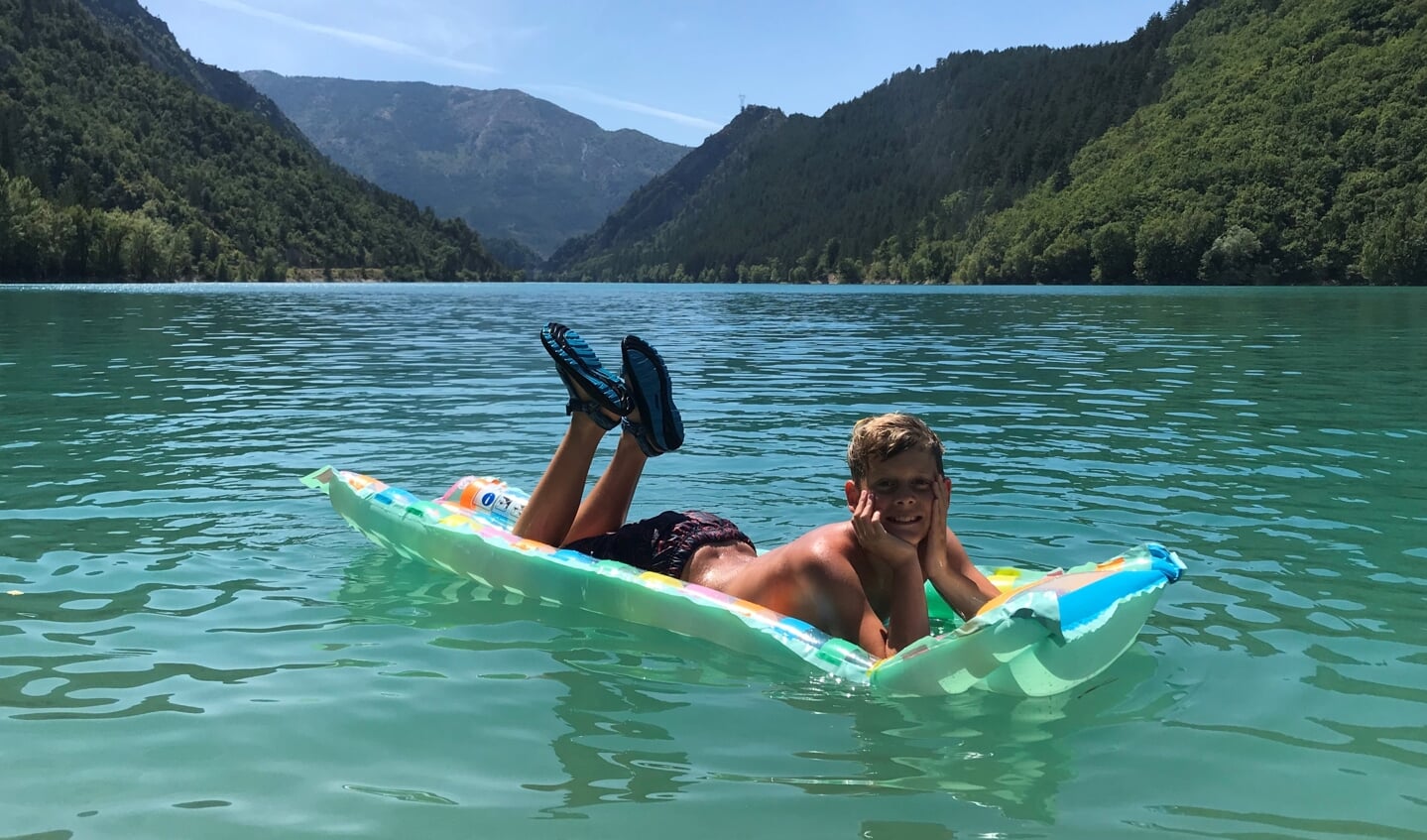 ,,Martan van de Pol geniet van de zomer! Lekker dobberen op het luchtbed in Lac Chaudanne. Het water is echt zo blauw!”