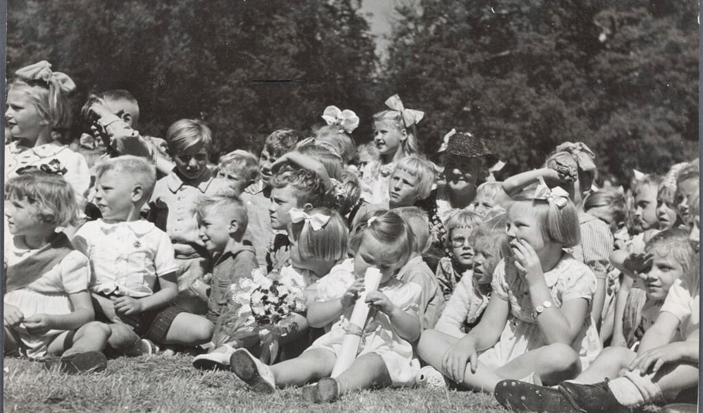 Kinderfeest in de tuin van Paleis Soestdijk, op de eerste rij prinses Irene en  prinses Beatrix.