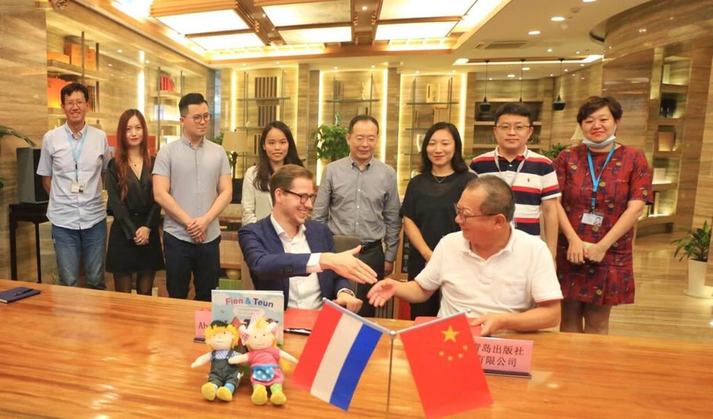 Ondertekeningsceremonie Fien & Teun China met Jia Qingpeng (rechts) en Michiel Roosjen (links).