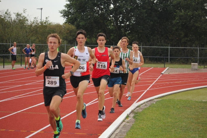 De Belg Chiel de Cremer op weg naar serie-winst op de 800m.