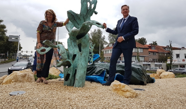 <p>Wethouder Rob Ellermeijer onthult met kunstenaar Margot Berkman de beeldengroep ''Whispering Seaweed' op het vernieuwde Keizer Karelplein. </p>
