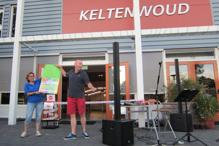Overhandiging cheque aan Harry van de Kraats van het Mooi Leven Huis