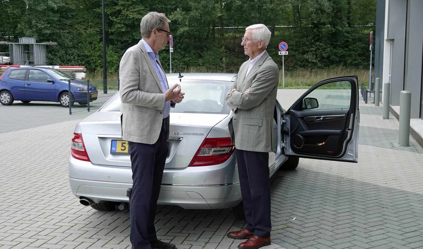 BDU-directeur Jeroen Cnossen (links) in gesprek met oud-burgemeester Wim Burgering.
