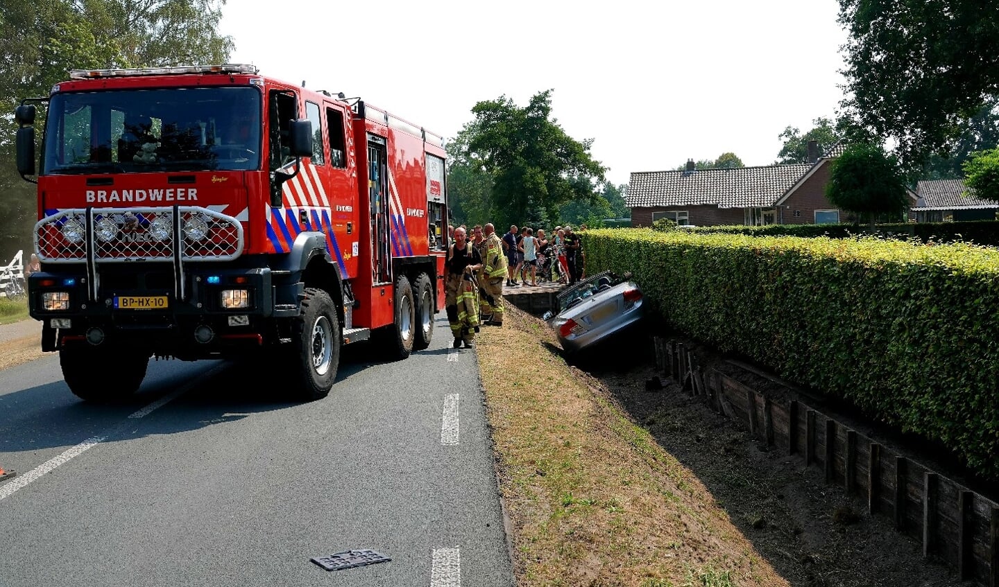 De bestuurster van een cabriolet is dinsdagmiddag op de Harderwijkerweg (N310) in Harskamp van de weg geraakt en in een lege sloot terechtgekomen.