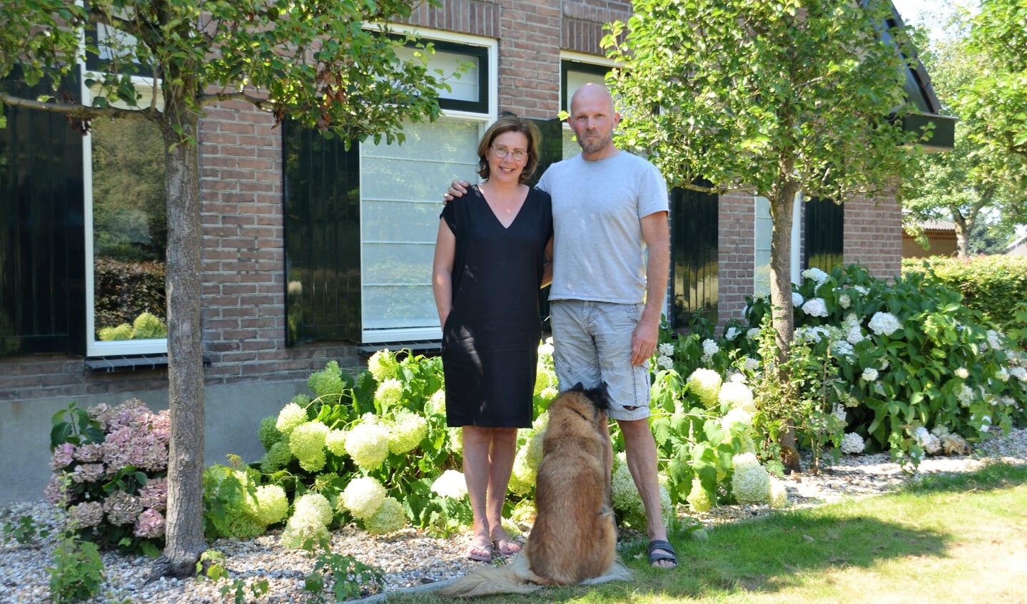 Wilma en Bas Koudijs. Herder Balou houdt niet zo van vreemde aandacht.