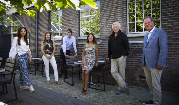 <p>Amstelveense Adviesraad Cultuur en Adviescommissie Beeldende Kunst. Vlnr Margitte Verwoerdt(ABK), Cathelijne Broers (AAC), wethouder Herbert Raat, Paula Patricio (AAC), James Leyer (AAC),Rein Schurink (ABK).</p>