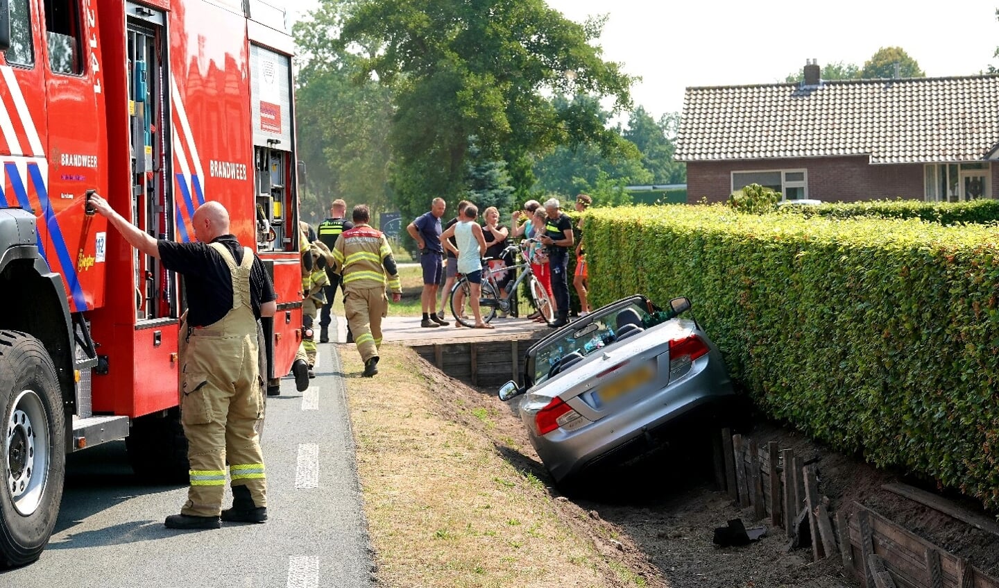 De bestuurster van een cabriolet is dinsdagmiddag op de Harderwijkerweg (N310) in Harskamp van de weg geraakt en in een lege sloot terechtgekomen.