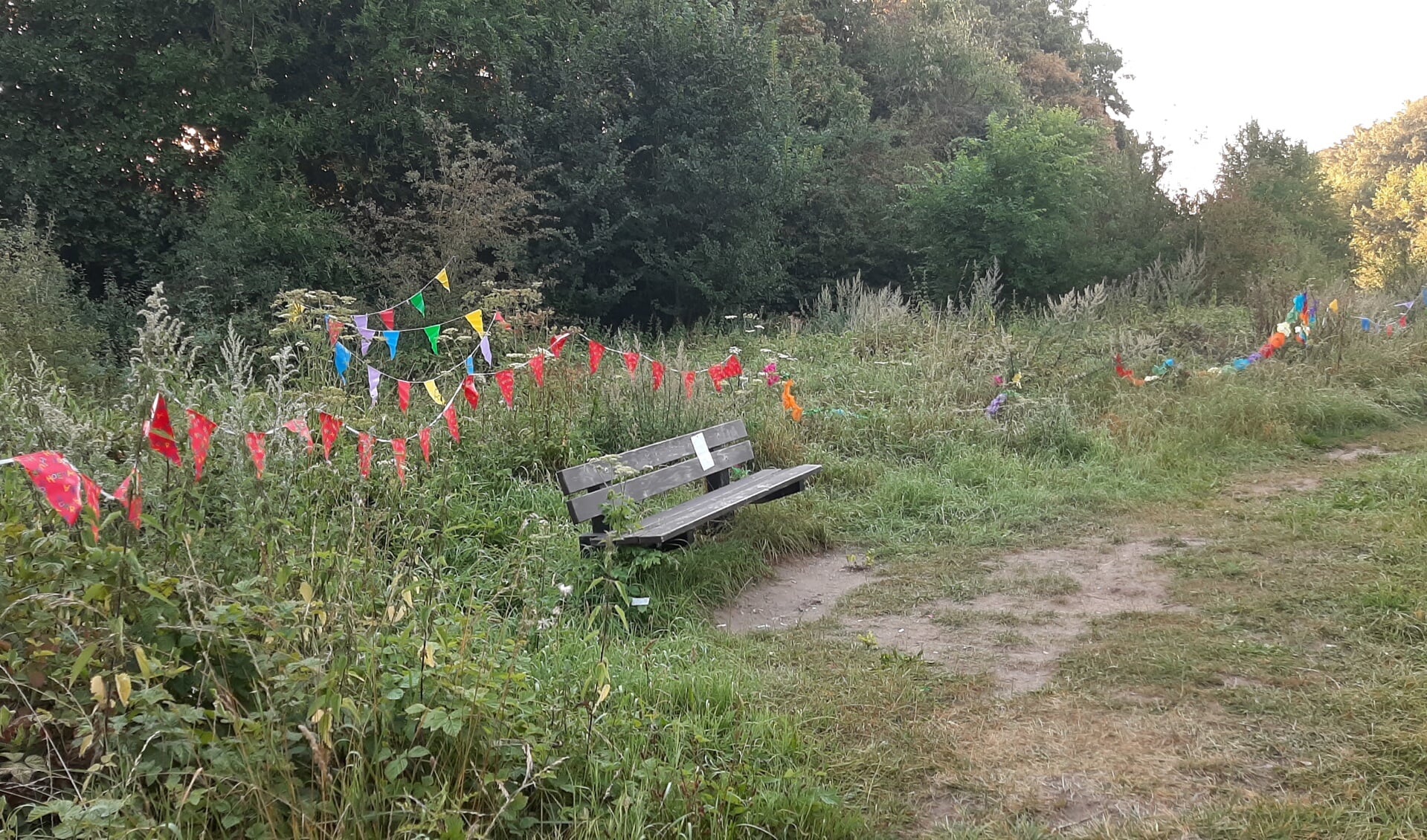 Het bankje is feestelijk versierd