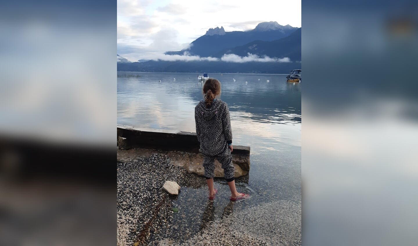,,De foto is gemaakt tijdens onze zomervakantie aan het meer van Annecy. Op de foto staat Linde die in de ochtend kijkt naar de mooie laaghangende bewolking boven het meer van Annecy.