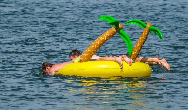 Lekker dobberen midden op het water.