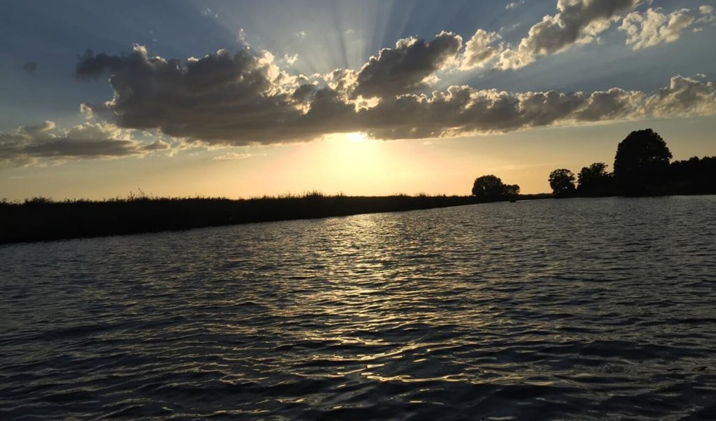 Met ons gezin zijn we wezen varen op de Eem en dan zie je dit... De rust op het water. Genieten van de omgeving. Wat kan de omgeving in de buurt mooi zijn en hebben een fantastische avond gehad vanaf het Eemplein naar het Zuidereind! Alphons, Anja, Mike, Jur, Tigo en Luna Mulder.
