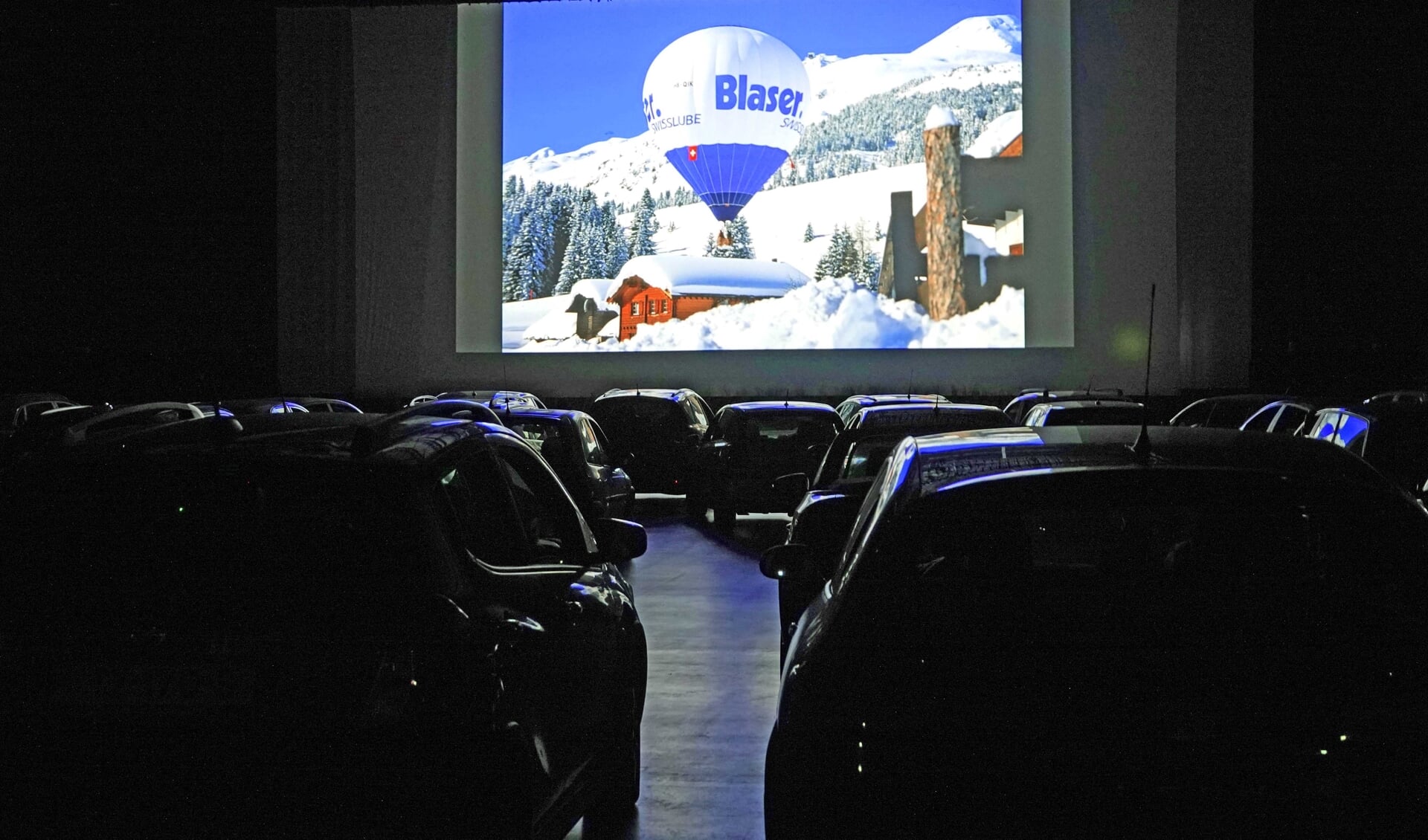 Tijdens de multimediashow komen ballonfestivals uit de hele wereld in beeld, zoals in het Zwitserse Arosa.