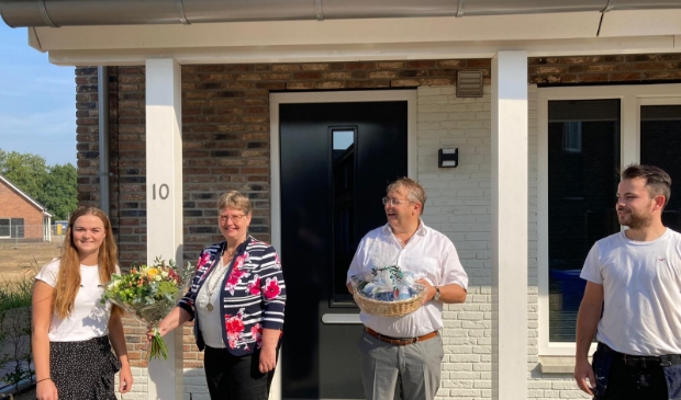 De 10.000ste inwoner van Scherpenzeel Willicia Baars op de foto met loco burgemeester Henny van Dijk, wethouder Gerard van Deelen en haar man Wouter Baars.